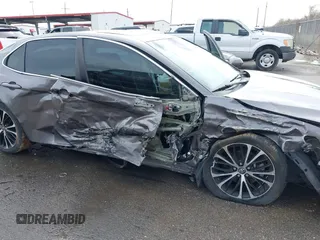 2018 Toyota Camry LE z VIN 4T1B11HK8JU635944, wystawiony jako IAAI lot #41672751 z przebiegiem 174 514 mil mil oraz . Historia ofert i sprzedaży dostępna na DreamBid. Obrazek 6.