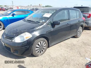 2011 Nissan Versa SL z VIN 3N1BC1CP9BL386800, wystawiony jako IAAI lot #42036291 z przebiegiem 212 859 mil mil oraz . Historia ofert i sprzedaży dostępna na DreamBid. Obrazek 2.
