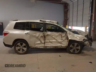 2013 Toyota Highlander Limited z VIN 5TDYK3EH1DS121622, wystawiony jako IAAI lot #42272380 z przebiegiem 191 400 mil mil oraz . Historia ofert i sprzedaży dostępna na DreamBid. Obrazek 13.