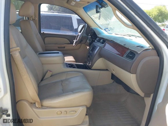 2009 GMC Yukon XL SLT w/4SB with VIN 1GKFC36J49R210309, listed as a IAAI auction lot 42025315 with 236,004 mi miles. Bid and sale history available at carsss.com. Image 5.