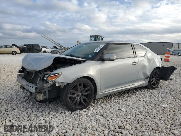 2014 Scion tC z VIN JTKJF5C79E3067932, wystawiony jako Copart lot #50425555 z przebiegiem Nie podano mil oraz Szkody całkowita. Historia ofert i sprzedaży dostępna na DreamBid. Obrazek 1.