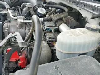 2005 Chevrolet Silverado 2500HD LS z VIN 1GCHC23285F902659, wystawiony jako IAAI lot #42438153 z przebiegiem 143 439 mil mil oraz . Historia ofert i sprzedaży dostępna na DreamBid. Obrazek 19.