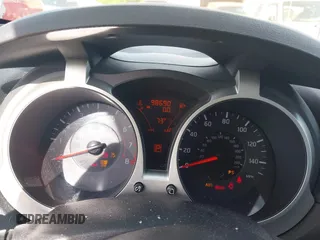 2013 Nissan Juke SL z VIN JN8AF5MV1DT208256, wystawiony jako IAAI lot #42272844 z przebiegiem 98 690 mil mil oraz . Historia ofert i sprzedaży dostępna na DreamBid. Obrazek 7.