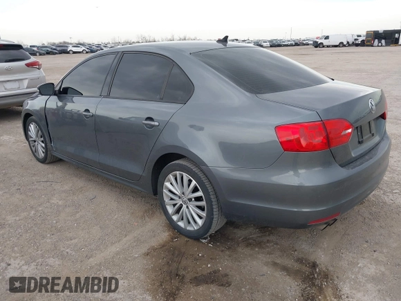 2011 Volkswagen Jetta SEL z VIN 3VWGX7AJ3BM328200, wystawiony jako IAAI lot #41768783 z przebiegiem 159 084 mil mil oraz . Historia ofert i sprzedaży dostępna na DreamBid. Obrazek 3.
