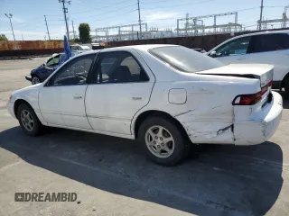 1997 Toyota Camry LE z VIN JT2BG22K9V0002215, wystawiony jako Copart lot #56932955 z przebiegiem 265 776 mil mil oraz Szkoda całkowita • Salvage title. Historia ofert i sprzedaży dostępna na DreamBid. Obrazek 2.