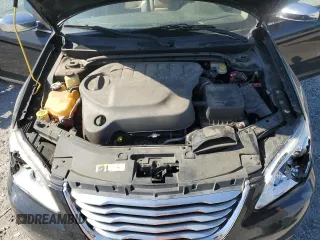 2014 Chrysler 200 Limited z VIN 1C3CCBCG0EN198487, wystawiony jako Copart lot #52913655 z przebiegiem Nie podano mil oraz Szkoda całkowita • Salvage title. Historia ofert i sprzedaży dostępna na DreamBid. Obrazek 12.