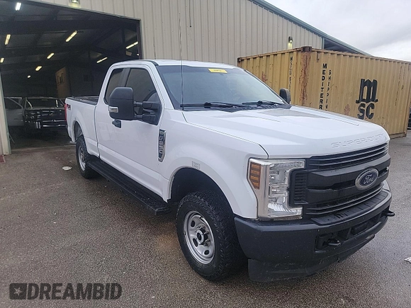 2019 Ford F-250 XL z VIN 1FT7X2B68KED71257, wystawiony jako IAAI lot #42501111 z przebiegiem 156 245 mil mil oraz . Historia ofert i sprzedaży dostępna na DreamBid. Obrazek 1.