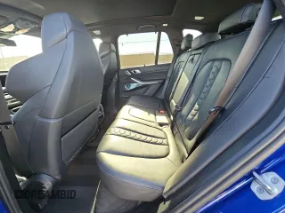 2021 BMW X5 M z VIN 5YMJU0C01M9F01267, wystawiony jako Copart lot #82042094 z przebiegiem 99 906 mil mil oraz Czysty tytuł • Clean title. Historia ofert i sprzedaży dostępna na DreamBid. Obrazek 6.