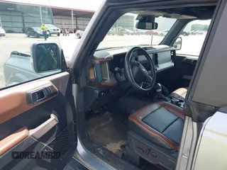 2023 Ford Bronco z VIN 1FMEE5DPXPLB06603, wystawiony jako IAAI lot #42183408 z przebiegiem 22 272 mil mil oraz . Historia ofert i sprzedaży dostępna na DreamBid. Obrazek 5.