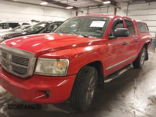 2008 Dodge Dakota Laramie z VIN 1D7HW58N58S534499, wystawiony jako IAAI lot #41528141 z przebiegiem 127 340 mil mil oraz . Historia ofert i sprzedaży dostępna na DreamBid. Obrazek 2.