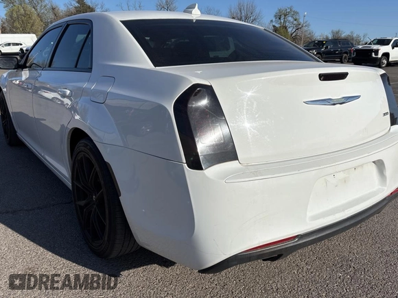 2018 Chrysler 300 Touring z VIN 2C3CCAAG0JH281983, wystawiony jako Copart lot #50268725 z przebiegiem 209 195 mil mil oraz Czysty tytuł • Clean title. Historia ofert i sprzedaży dostępna na DreamBid. Obrazek 3.