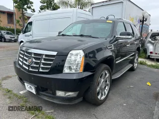 2013 Cadillac Escalade Luxury z VIN 1GYS3BEF2DR105112, wystawiony jako Copart lot #55478785 z przebiegiem 191 290 mil mil oraz Tytuł czysty. Historia ofert i sprzedaży dostępna na DreamBid. Obrazek 2.