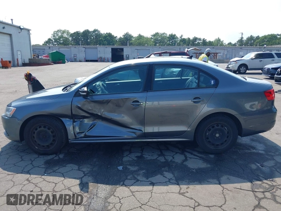2014 Volkswagen Jetta SE with VIN 3VWD17AJ2EM274963, listed as a IAAI auction lot 42657388 with 138,482 mi miles and . Bid and sale history available at DreamBid. Image 14.