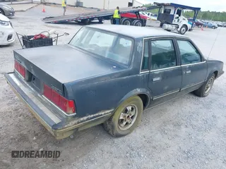 1987 Chevrolet Celebrity z VIN 1G1AW51W9H6195195, wystawiony jako IAAI lot #42040092 z przebiegiem 117 321 mil mil oraz . Historia ofert i sprzedaży dostępna na DreamBid. Obrazek 4.