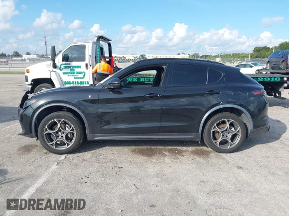 2024 Alfa Romeo Stelvio Veloce z VIN ZASPAKBN7R7D70471, wystawiony jako IAAI lot #41231215 z przebiegiem 30 393 mil mil oraz . Historia ofert i sprzedaży dostępna na DreamBid. Obrazek 14.