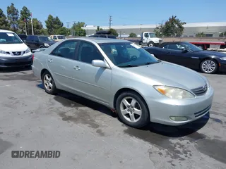 2002 Toyota Camry XLE z VIN JTDBF30K020068098, wystawiony jako IAAI lot #42528334 z przebiegiem 288 242 mil mil oraz . Historia ofert i sprzedaży dostępna na DreamBid. Obrazek 1.