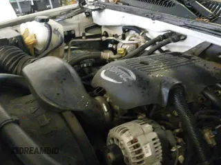 2002 Chevrolet Silverado 2500HD LS z VIN 1GCHC23UX2F133420, wystawiony jako IAAI lot #43320036 z przebiegiem 236 282 mil mil oraz . Historia ofert i sprzedaży dostępna na DreamBid. Obrazek 12.