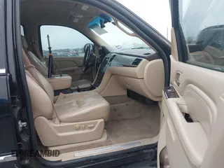 2010 Cadillac Escalade z VIN 1GYUKAEF7AR114664, wystawiony jako IAAI lot #41960278 z przebiegiem 138 327 mil mil oraz . Historia ofert i sprzedaży dostępna na DreamBid. Obrazek 5.