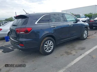 2019 Kia Sorento LX z VIN 5XYPG4A53KG482147, wystawiony jako IAAI lot #42189595 z przebiegiem 109 512 mil mil oraz . Historia ofert i sprzedaży dostępna na DreamBid. Obrazek 4.