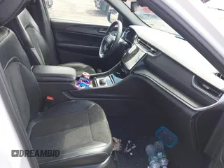 2023 Jeep Grand Cherokee Laredo z VIN 1C4RJHAG9PC640845, wystawiony jako IAAI lot #41991471 z przebiegiem 48 653 mil mil oraz . Historia ofert i sprzedaży dostępna na DreamBid. Obrazek 5.