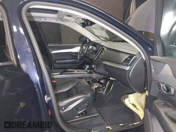 2016 Volvo XC90 Momentum with VIN YV4102XK4G1073932, listed as a IAAI auction lot 42093824 with 122,013 mi miles. Bid and sale history available at carsss.com. Image 5.