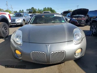 2006 Pontiac Solstice z VIN 1G2MB33BX6Y103970, wystawiony jako Copart lot #69794974 z przebiegiem 146 881 mil mil oraz Szkoda całkowita • Salvage title. Historia ofert i sprzedaży dostępna na DreamBid. Obrazek 5.