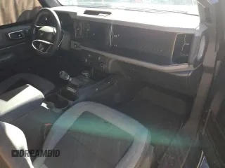 2022 Ford Bronco z VIN 1FMDE5AH5NLB19801, wystawiony jako Copart lot #58941495 z przebiegiem 7 759 mil mil oraz Szkoda całkowita • Salvage title. Historia ofert i sprzedaży dostępna na DreamBid. Obrazek 8.