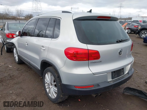 2013 Volkswagen Tiguan SE z VIN WVGBV7AX7DW501335, wystawiony jako IAAI lot #41856816 z przebiegiem 129 615 mil mil oraz . Historia ofert i sprzedaży dostępna na DreamBid. Obrazek 3.