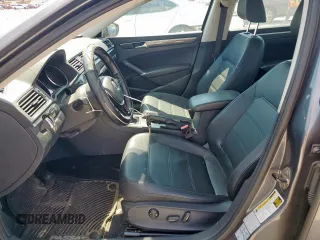 2017 Volkswagen Passat SE z VIN 1VWGT7A35HC074710, wystawiony jako Copart lot #57789935 z przebiegiem 117 351 mil mil oraz Szkoda całkowita • Salvage title. Historia ofert i sprzedaży dostępna na DreamBid. Obrazek 7.