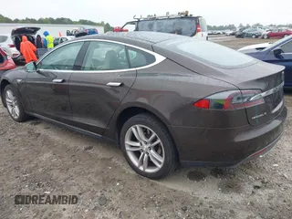 2013 Tesla Model S с VIN 5YJSA1CG0DFP14013, выставлен на аукционе IAAI как лот 42352134 с пробегом 99 996 миль миль и . История ставок и продаж доступна на DreamBid. Изображение 3.