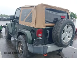 2010 Jeep Wrangler Sahara z VIN 1J4AA5D19AL133321, wystawiony jako IAAI lot #42369872 z przebiegiem 66 930 mil mil oraz . Historia ofert i sprzedaży dostępna na DreamBid. Obrazek 3.
