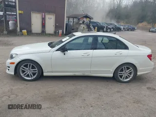 2012 Mercedes-Benz C 300 Sport z VIN WDDGF8BB1CR197311, wystawiony jako IAAI lot #42130814 z przebiegiem 93 335 mil mil oraz . Historia ofert i sprzedaży dostępna na DreamBid. Obrazek 14.