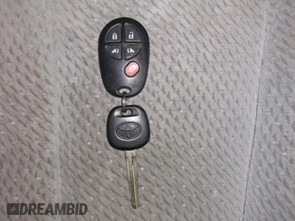 2014 Toyota Sienna LE AAS z VIN 5TDKK3DC5ES506503, wystawiony jako IAAI lot #42076671 z przebiegiem 320 016 mil mil oraz . Historia ofert i sprzedaży dostępna na DreamBid. Obrazek 11.