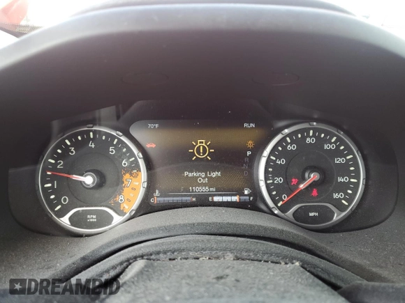 2017 Jeep Renegade Latitude z VIN ZACCJBBB0HPE44263, wystawiony jako Copart lot #58490605 z przebiegiem 110 555 mil mil oraz Nie do naprawy. Historia ofert i sprzedaży dostępna na DreamBid. Obrazek 9.