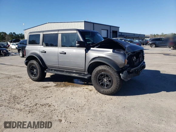 2023 Ford Bronco z VIN 1FMEE5DP0PLB62405, wystawiony jako Copart lot #48457335 z przebiegiem 56 998 mil mil oraz Szkoda całkowita • Salvage title. Historia ofert i sprzedaży dostępna na DreamBid. Obrazek 4.