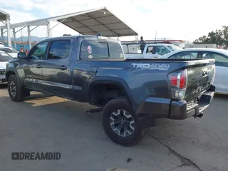 2021 Toyota Tacoma SR5 z VIN 3TMDZ5BN6MM110938, wystawiony jako IAAI lot #41838703 z przebiegiem 67 680 mil mil oraz . Historia ofert i sprzedaży dostępna na DreamBid. Obrazek 3.