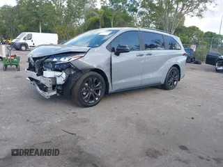 2025 Toyota Sienna XSE z VIN 5TDDRKEC5SS252980, wystawiony jako IAAI lot #42120671 z przebiegiem 204 mil mil oraz . Historia ofert i sprzedaży dostępna na DreamBid. Obrazek 2.