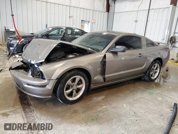2005 Ford Mustang GT Deluxe z VIN 1ZVHT82H555100792, wystawiony jako Copart lot #57918045 z przebiegiem 130 677 mil mil oraz Czysty tytuł • Clean title. Historia ofert i sprzedaży dostępna na DreamBid. Obrazek 1.