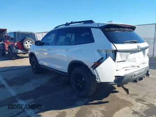 2023 Honda Passport TrailSport z VIN 5FNYF8H68PB007654, wystawiony jako IAAI lot #40816118 z przebiegiem 35 656 mil mil oraz . Historia ofert i sprzedaży dostępna na DreamBid. Obrazek 3.