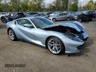 2019 Ferrari 812 z VIN ZFF83CLA1K0238914, wystawiony jako Copart lot #73543634 z przebiegiem 9 833 mil mil oraz Szkoda całkowita • Salvage title. Historia ofert i sprzedaży dostępna na DreamBid. Obrazek 4.