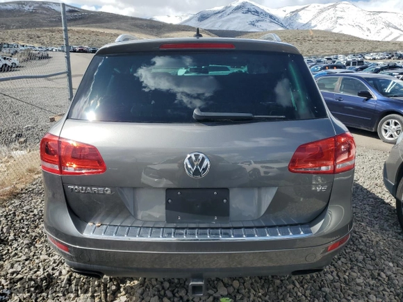 2014 Volkswagen Touareg Lux z VIN WVGEF9BP1ED007974, wystawiony jako Copart lot #82627834 z przebiegiem Nie podano mil oraz Szkoda całkowita • Salvage title. Historia ofert i sprzedaży dostępna na DreamBid. Obrazek 6.
