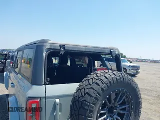 2022 Ford Bronco z VIN 1FMEE5DP3NLA80097, wystawiony jako IAAI lot #42461114 z przebiegiem 32 406 mil mil oraz . Historia ofert i sprzedaży dostępna na DreamBid. Obrazek 13.