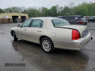 2006 Lincoln Town Car Signature z VIN 1LNHM81W76Y647607, wystawiony jako Copart lot #55507165 z przebiegiem 196 468 mil mil oraz Szkody całkowita. Historia ofert i sprzedaży dostępna na DreamBid. Obrazek 2.