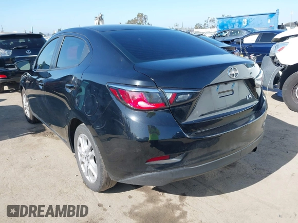 2016 Scion iA z VIN 3MYDLBZV4GY140248, wystawiony jako IAAI lot #42282531 z przebiegiem 72 644 mil mil oraz . Historia ofert i sprzedaży dostępna na DreamBid. Obrazek 3.