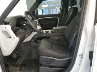 2025 Land Rover Defender S z VIN SALEJ7EX8S2393246, wystawiony jako Copart lot #62061835 z przebiegiem Nie podano mil oraz Szkoda całkowita • Salvage title. Historia ofert i sprzedaży dostępna na DreamBid. Obrazek 7.