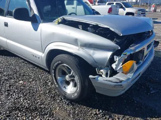 1994 Chevrolet S-10 LS with VIN 1GCCS19ZXR8233932, listed as a IAAI auction lot 41072044 with 171,666 mi miles. Bid and sale history available at carsss.com. Image 16.