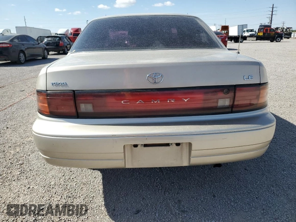 1993 Toyota Camry LE z VIN 4T1SK12E7PU287093, wystawiony jako Copart lot #55682275 z przebiegiem 110 399 mil mil oraz Szkoda całkowita • Salvage title. Historia ofert i sprzedaży dostępna na DreamBid. Obrazek 6.