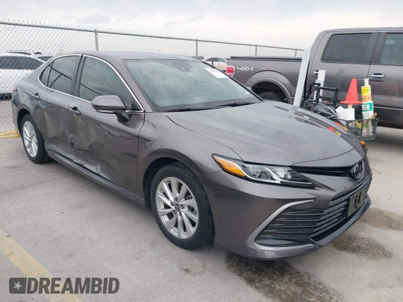 2023 Toyota Camry LE z VIN 4T1R11AK1PU169839, wystawiony jako IAAI lot #42140135 z przebiegiem 10 808 mil mil oraz . Historia ofert i sprzedaży dostępna na DreamBid. Obrazek 1.