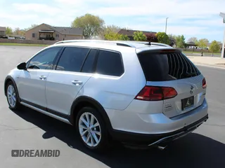 2017 Volkswagen Golf S z VIN 3VWH17AU0HM519775, wystawiony jako Copart lot #55654345 z przebiegiem 98 935 mil mil oraz Szkoda całkowita • Salvage title. Historia ofert i sprzedaży dostępna na DreamBid. Obrazek 4.