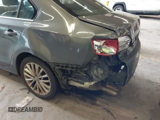 2014 Volkswagen Jetta SEL z VIN 3VWL17AJ8EM388218, wystawiony jako IAAI lot #41862353 z przebiegiem 140 514 mil mil oraz . Historia ofert i sprzedaży dostępna na DreamBid. Obrazek 13.